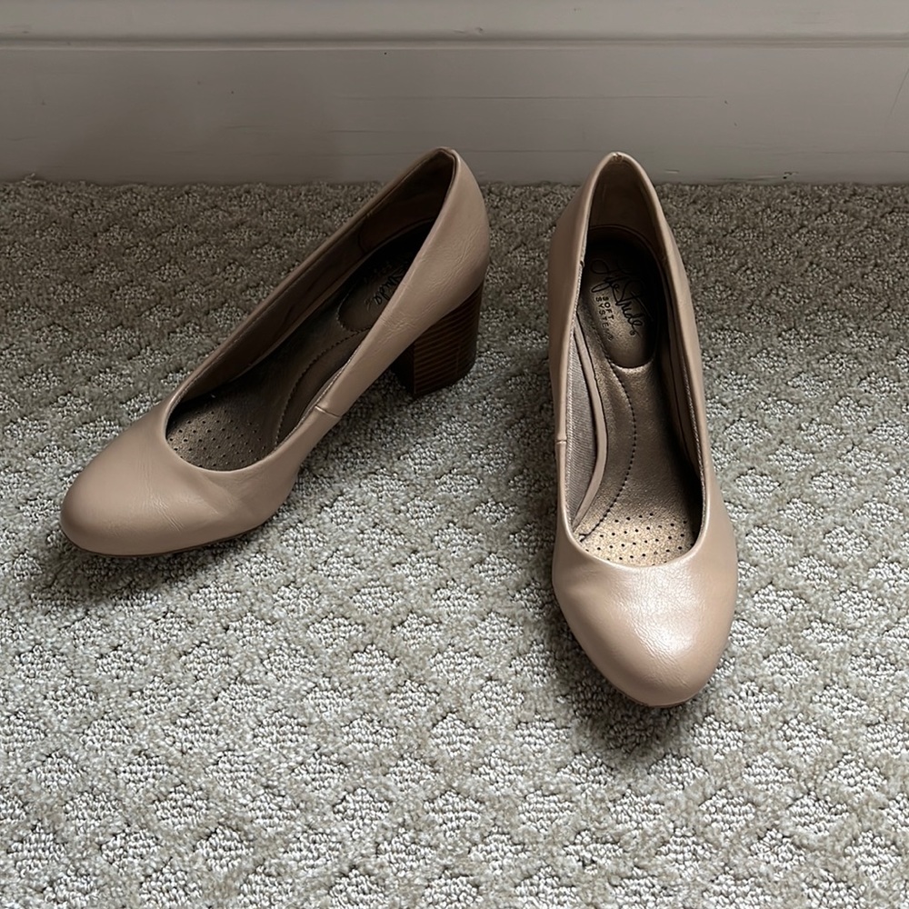 Like New! Tan heels, with faux wood heel